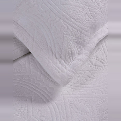 Day & Night Matelass���� Bedcover Made from Organic Long-Staple Cotton, Light, Airy, Soft Hand Feel. Includes Two Pillow Shams, Adding Luxury Your Bed, Perfect for Year-Round Comfort and Relaxation (1 Bedcover + 2 Pillow Shams)