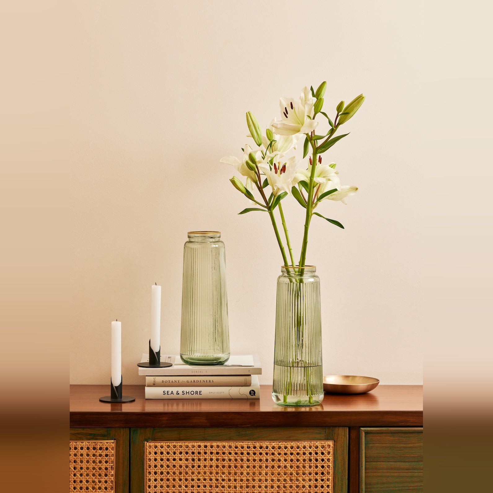 Emerald Fluted Vase, Glass with Classic Fluted Design and Elegant Pastel Emerald Finish, Perfect for Dried Pampas or Fresh Flowers, Ideal for Enhancing Entrance, Living Rooms, and Dining Spaces, Stylish Home D����cor Accent (Shade of Emerald)