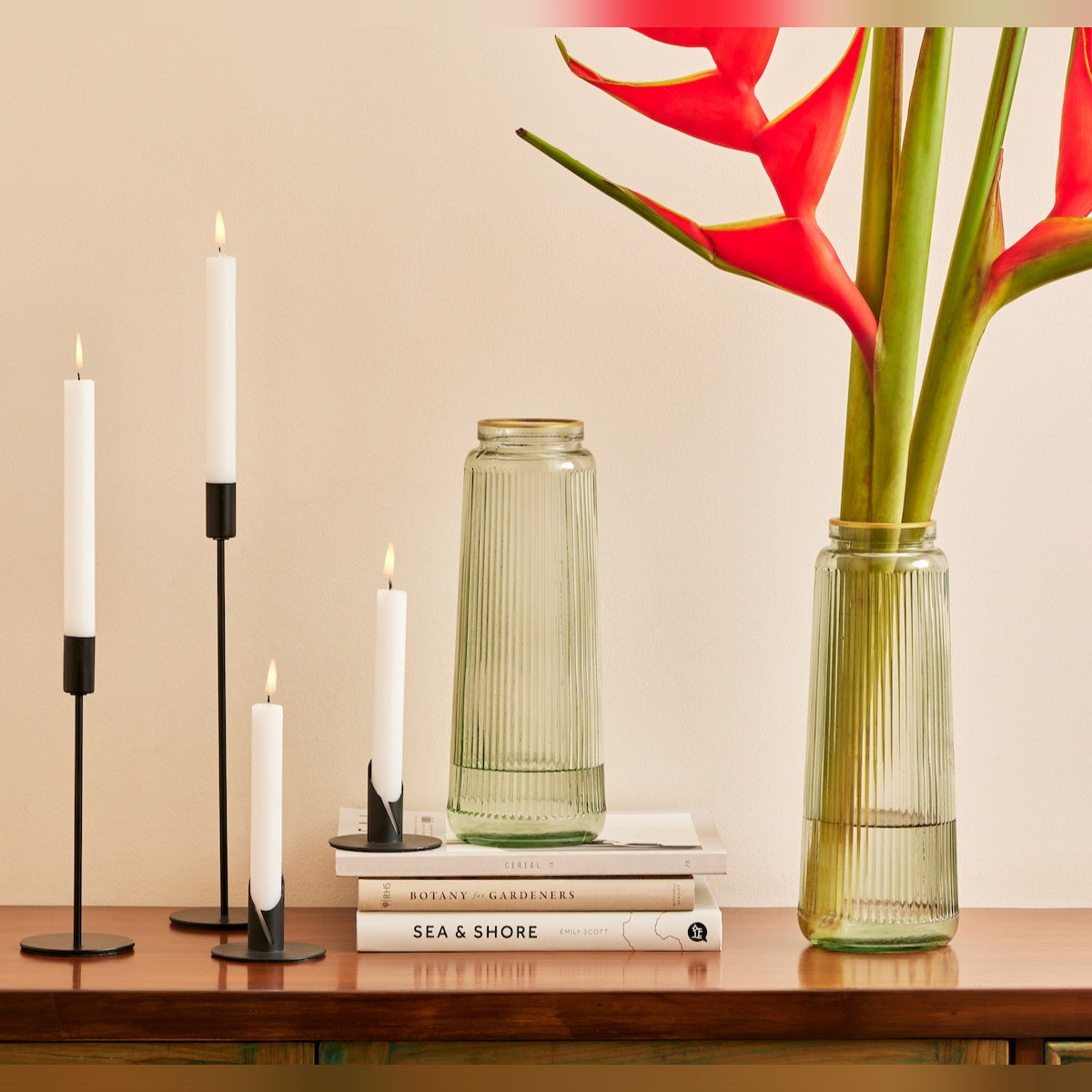 Emerald Fluted Vase, Glass with Classic Fluted Design and Elegant Pastel Emerald Finish, Perfect for Dried Pampas or Fresh Flowers, Ideal for Enhancing Entrance, Living Rooms, and Dining Spaces, Stylish Home D����cor Accent (Shade of Emerald)