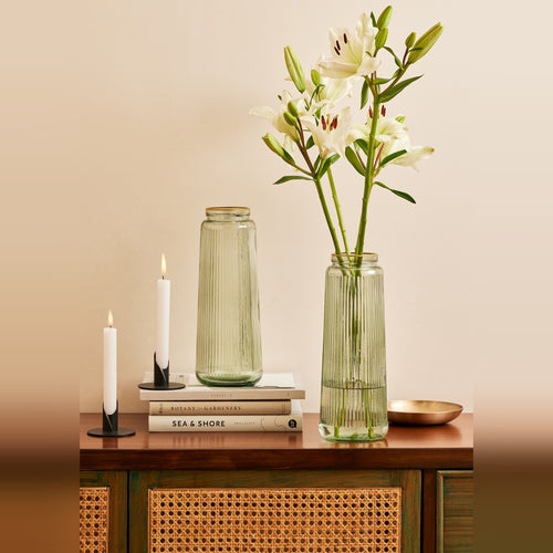Emerald Fluted Vase, Glass with Classic Fluted Design and Elegant Pastel Emerald Finish, Perfect for Dried Pampas or Fresh Flowers, Ideal for Enhancing Entrance, Living Rooms, and Dining Spaces, Stylish Home D����cor Accent (Shade of Emerald)