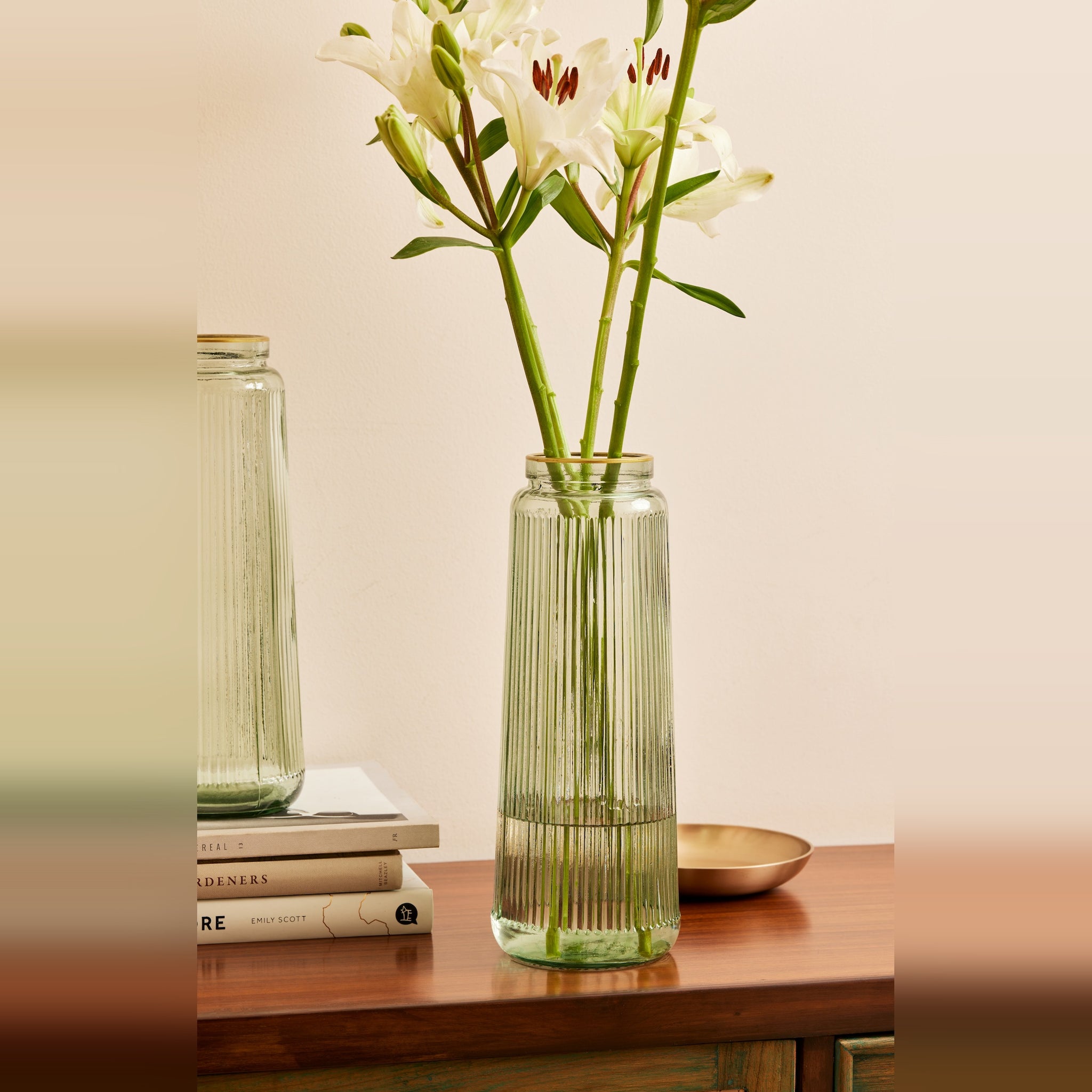 Emerald Fluted Vase, Glass with Classic Fluted Design and Elegant Pastel Emerald Finish, Perfect for Dried Pampas or Fresh Flowers, Ideal for Enhancing Entrance, Living Rooms, and Dining Spaces, Stylish Home D����cor Accent (Shade of Emerald)